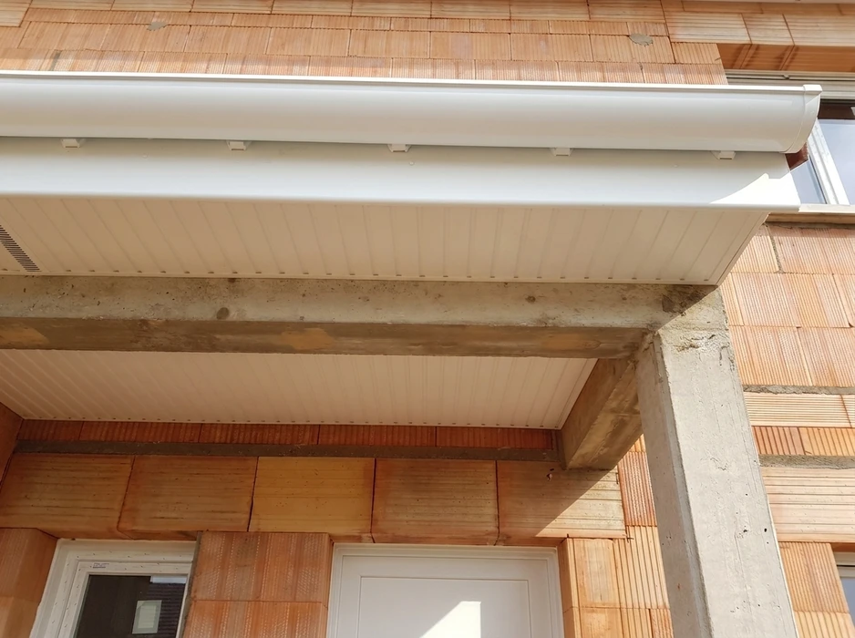 Vue extérieure d'une toiture en construction