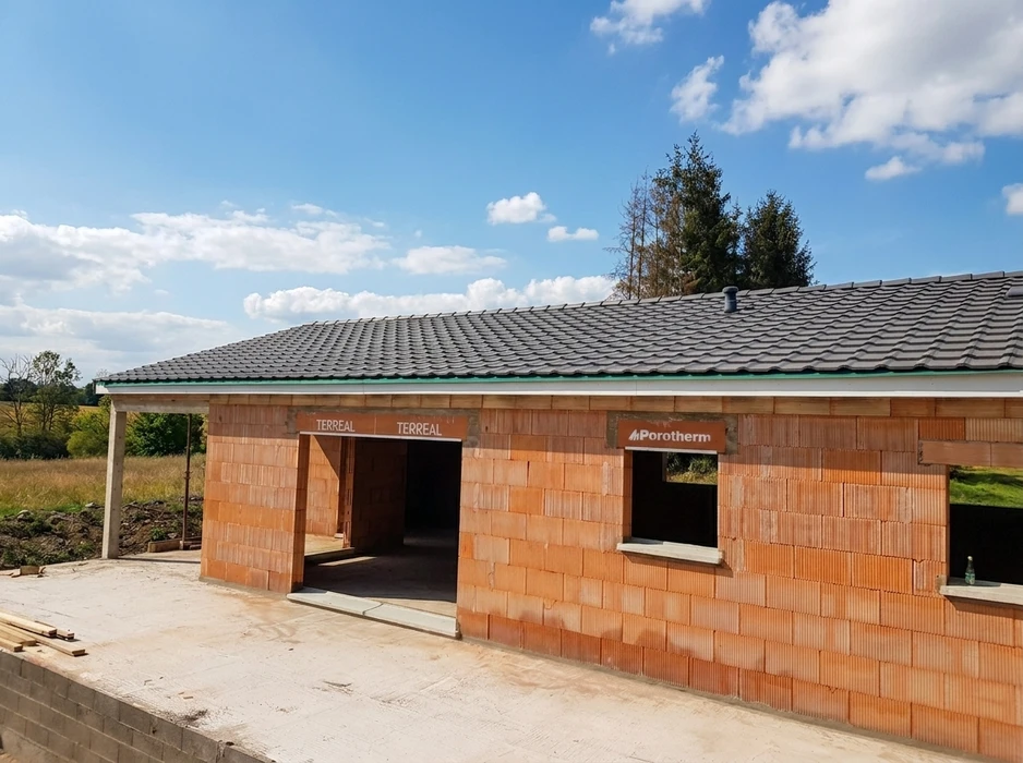Chantier de construction d'une maison individuelle de plain-pied, extérieur, sans personnages