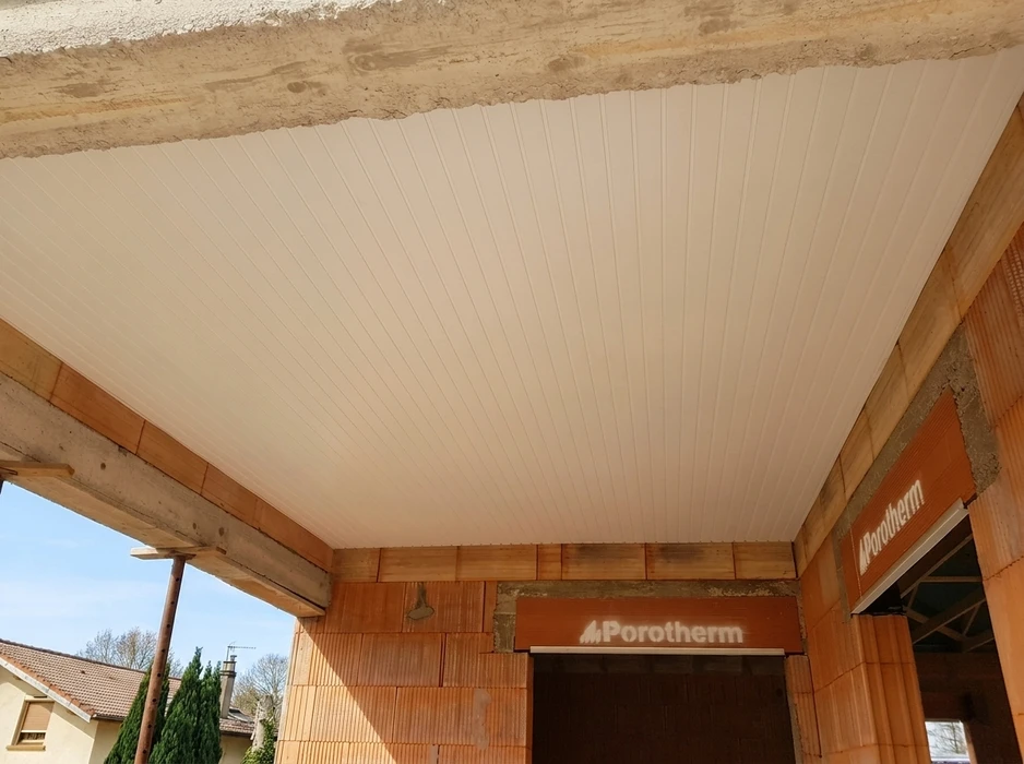 Chantier de construction, vue intérieure d'une terrasse couverte