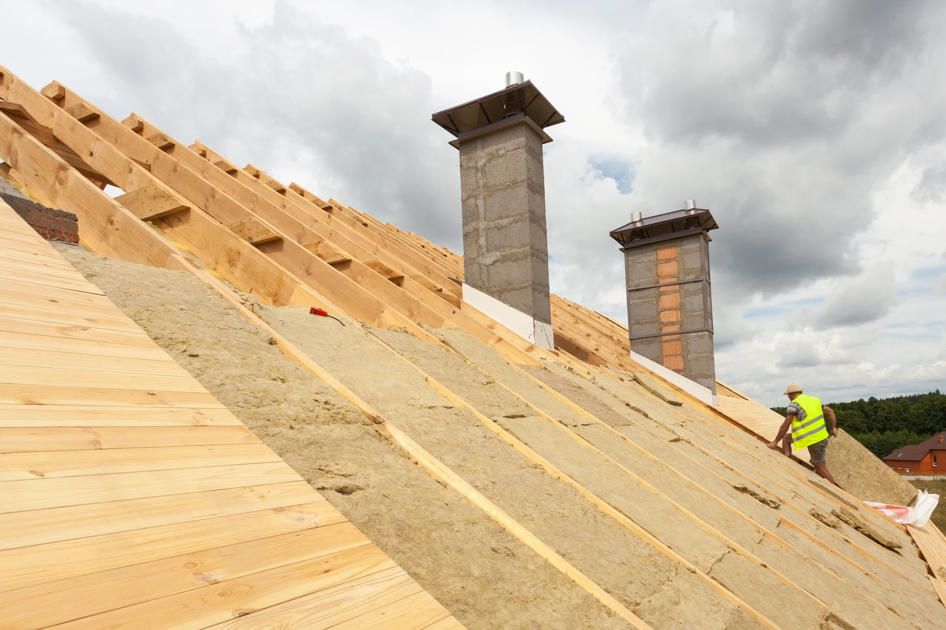 Vue aérienne d'un chantier de construction résidentielle avec plusieurs maisons individuelles en cours de finition