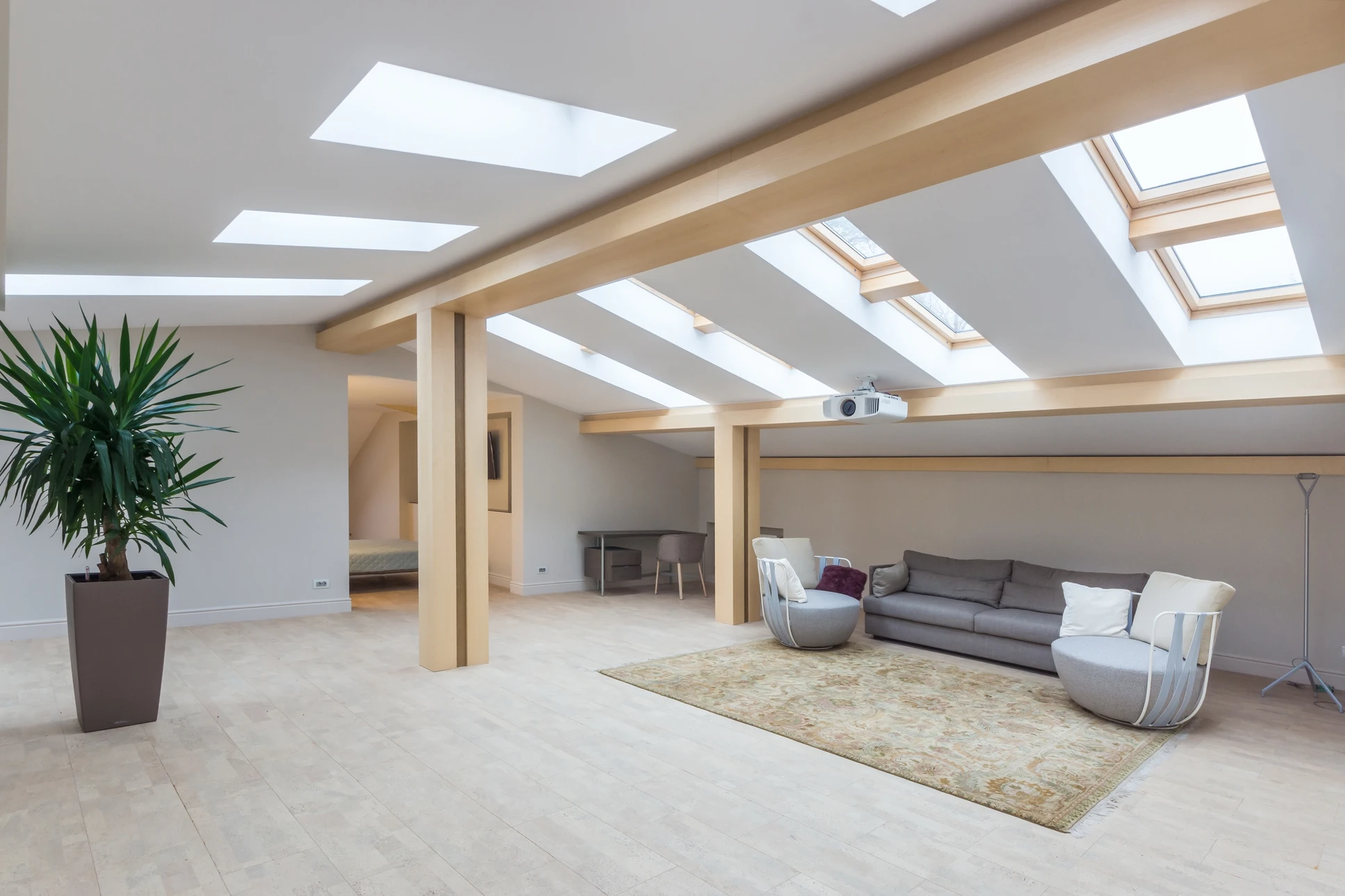Intérieur mansardé moderne avec fenêtres de toit ouvrantes
