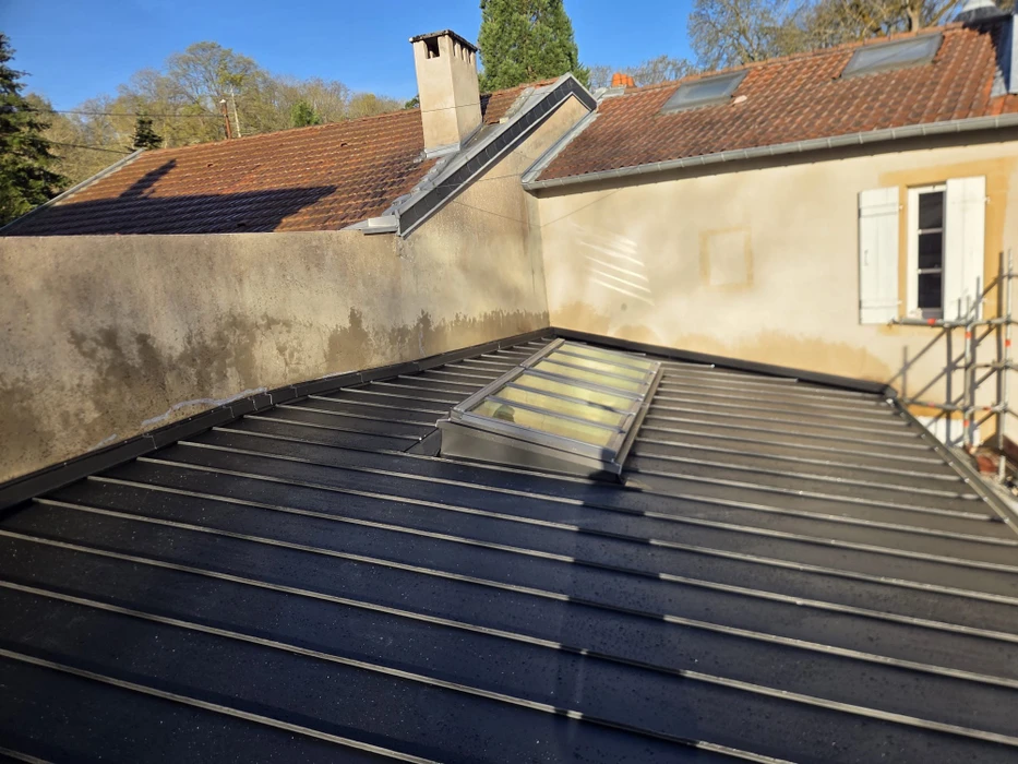 Chantier de construction, vue intérieure d'une terrasse couverte
